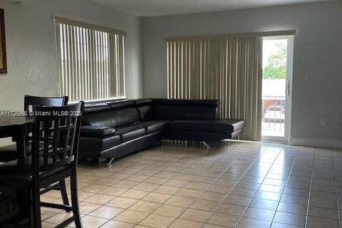 Condo in Hialeah, Florida, 2 bedrooms  № 1693610 - photo 1
