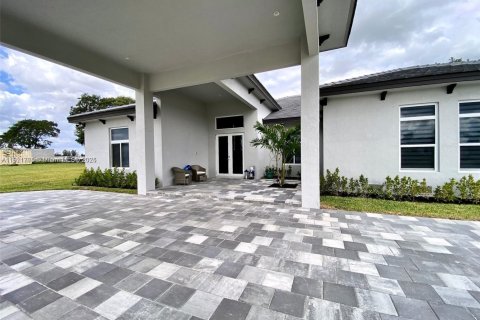 Снять в аренду виллу или дом в Хомстед, Флорида 5 спален, 265.98м2, № 1974167 - фото 2