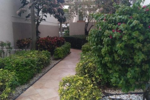 Copropriété à vendre à Tamarac, Floride: 2 chambres, 123.1 m2 № 1985291 - photo 1