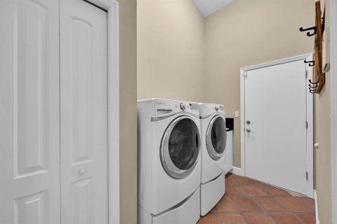 House in Coral Springs, Florida 4 bedrooms, 268.12 sq.m. № 2189552 - photo 30