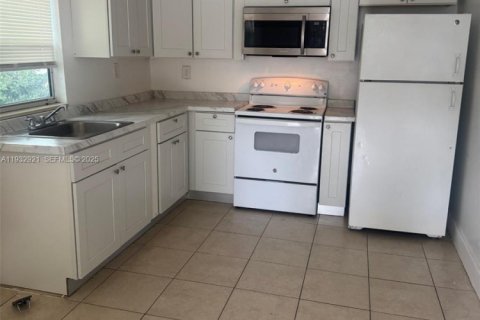 Apartamento en alquiler en Hollywood, Florida, 1 dormitorio, 709.68 m2 № 1991702 - foto 2