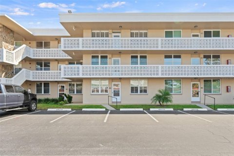 Condominio en alquiler en Saint Petersburg, Florida, 2 dormitorios, 96.15 m2 № 1430442 - foto 1