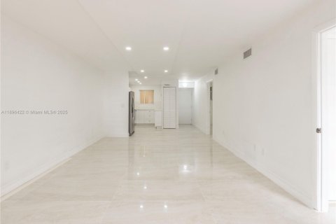 Condo in Miramar, Florida, 2 bedrooms  № 1947791 - photo 8