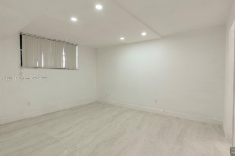 Condo in Miramar, Florida, 2 bedrooms  № 1947791 - photo 16