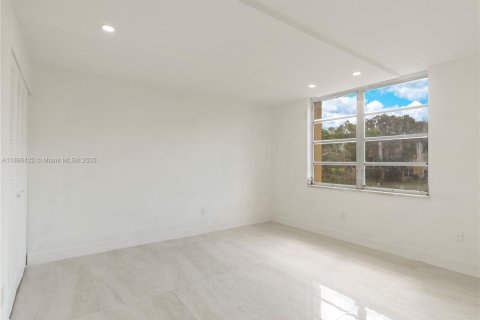 Condo in Miramar, Florida, 2 bedrooms  № 1947791 - photo 10