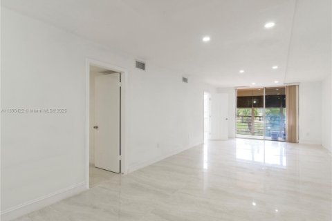 Condo in Miramar, Florida, 2 bedrooms  № 1947791 - photo 15