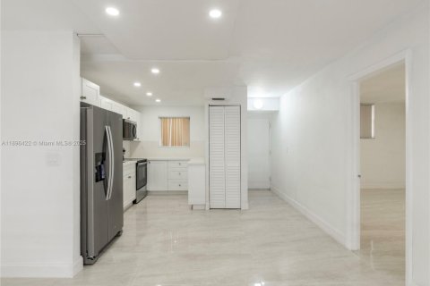 Condo in Miramar, Florida, 2 bedrooms  № 1947791 - photo 4