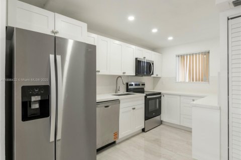 Condo in Miramar, Florida, 2 bedrooms  № 1947791 - photo 1