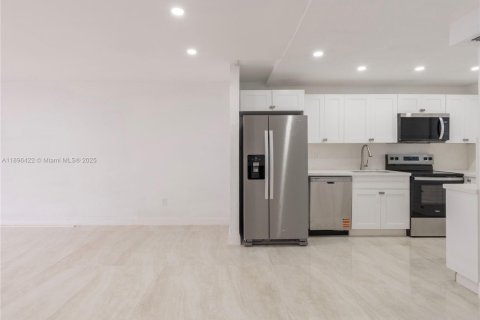 Condo in Miramar, Florida, 2 bedrooms  № 1947791 - photo 7