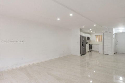 Condo in Miramar, Florida, 2 bedrooms  № 1947791 - photo 9
