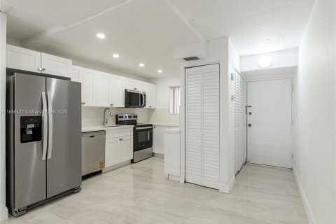 Condo in Miramar, Florida, 2 bedrooms  № 1947791 - photo 3