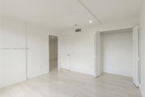 Condo in Miramar, Florida, 2 bedrooms  № 1947791 - photo 11