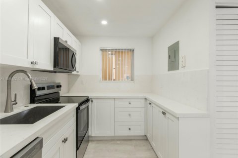 Condo in Miramar, Florida, 2 bedrooms  № 1947791 - photo 2