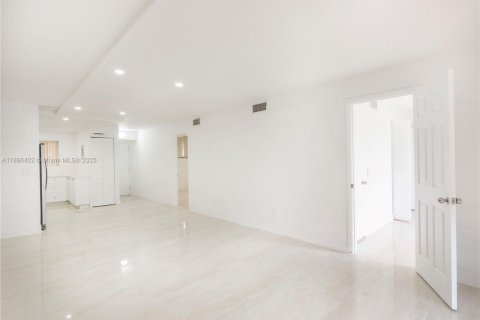 Condo in Miramar, Florida, 2 bedrooms  № 1947791 - photo 14