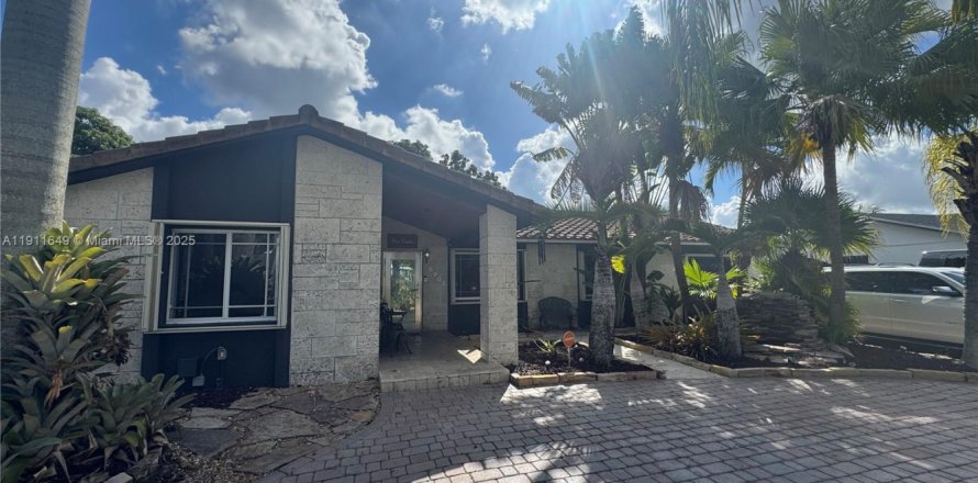 Дом в Майами, Флорида 4 спальни, 191.19м2 № 1967563