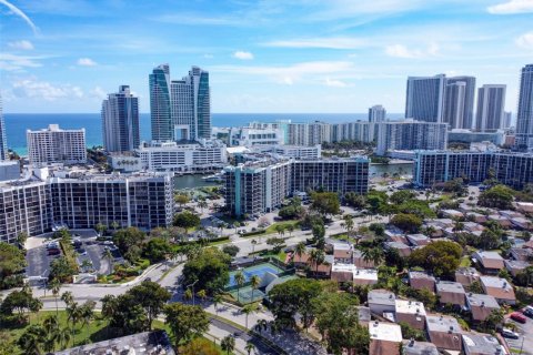 Casa en venta en Hallandale Beach, Florida, 3 dormitorios, 151.99 m2 № 1018238 - foto 1