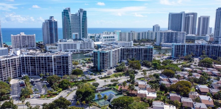 Casa en Hallandale Beach, Florida 3 dormitorios, 151.99 m2 № 1018238