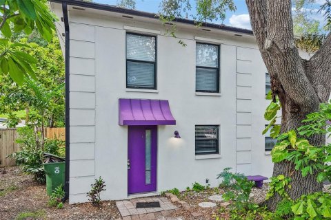 Commercial property in Tampa, Florida 4 bedrooms, 227.42 sq.m. № 2279858