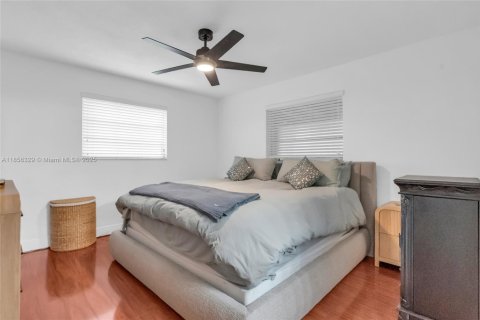 House in Miami, Florida 4 bedrooms, 225.2 sq.m. № 1878615 - photo 12