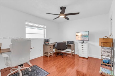 House in Miami, Florida 4 bedrooms, 225.2 sq.m. № 1878615 - photo 16