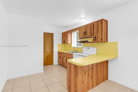 House in Miami, Florida 4 bedrooms, 225.2 sq.m. № 1878615 - photo 20