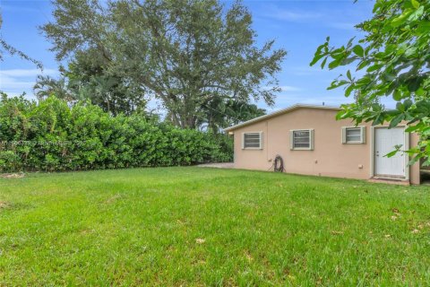 House in Miami, Florida 4 bedrooms, 225.2 sq.m. № 1878615 - photo 25