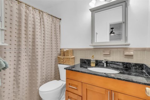 House in Miami, Florida 4 bedrooms, 225.2 sq.m. № 1878615 - photo 13