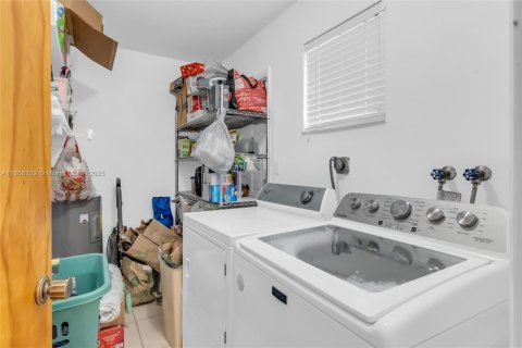 House in Miami, Florida 4 bedrooms, 225.2 sq.m. № 1878615 - photo 24