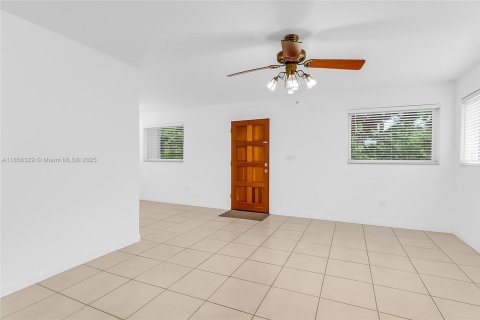 House in Miami, Florida 4 bedrooms, 225.2 sq.m. № 1878615 - photo 19