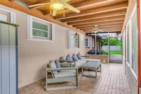 House in Miami, Florida 4 bedrooms, 225.2 sq.m. № 1878615 - photo 18
