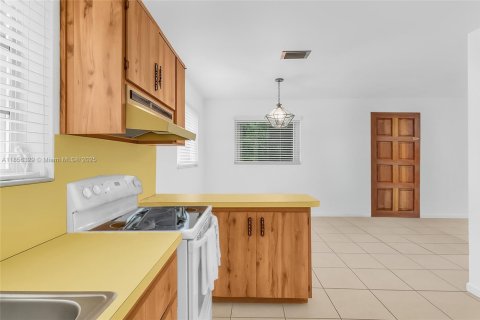 House in Miami, Florida 4 bedrooms, 225.2 sq.m. № 1878615 - photo 21
