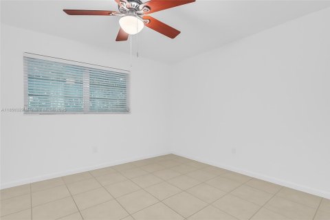 House in Miami, Florida 4 bedrooms, 225.2 sq.m. № 1878615 - photo 22