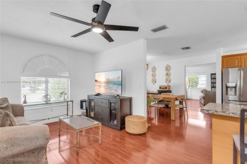 House in Miami, Florida 4 bedrooms, 225.2 sq.m. № 1878615 - photo 10