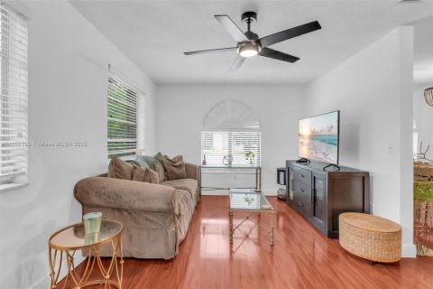 House in Miami, Florida 4 bedrooms, 225.2 sq.m. № 1878615 - photo 11