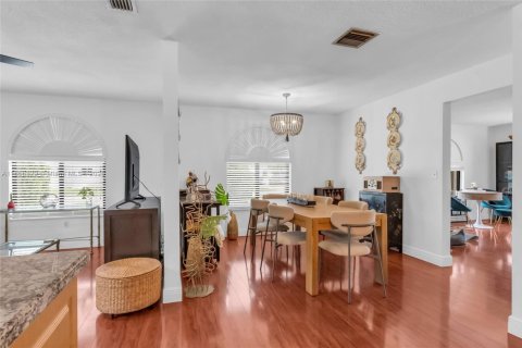 House in Miami, Florida 4 bedrooms, 225.2 sq.m. № 1878615 - photo 6