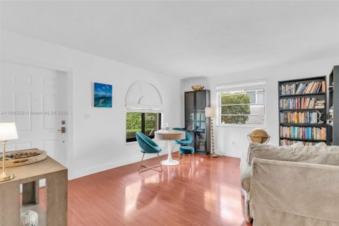House in Miami, Florida 4 bedrooms, 225.2 sq.m. № 1878615 - photo 4