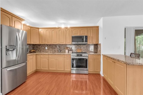 House in Miami, Florida 4 bedrooms, 225.2 sq.m. № 1878615 - photo 9