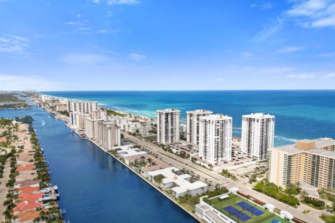 Condominio en venta en Hollywood, Florida, 2 dormitorios, 102.19 m2 № 2182558 - foto 2