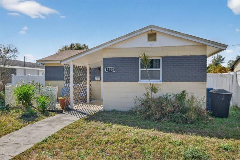 House in Saint Petersburg, Florida 3 bedrooms, 104.79 sq.m. № 2100824