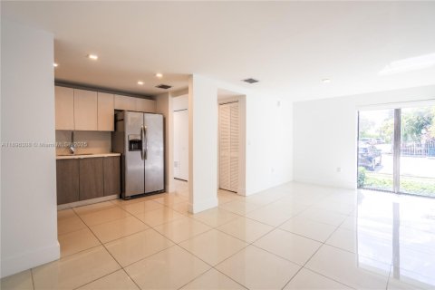 Appartement à louer à Miami Beach, Floride: 2 chambres, 68.47 m2 № 1950482 - photo 2
