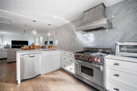 House in Miami Beach, Florida 3 bedrooms, 186.83 sq.m. № 2017698 - photo 12