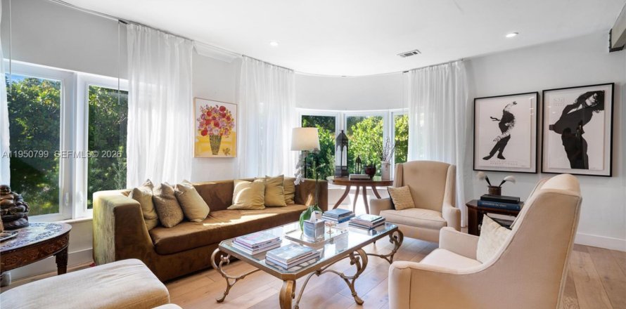 House in Miami Beach, Florida 3 bedrooms, 186.83 sq.m. № 2017698
