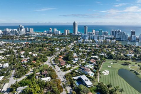 House in Miami Beach, Florida 3 bedrooms, 186.83 sq.m. № 2017698 - photo 24