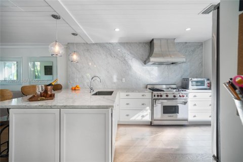 House in Miami Beach, Florida 3 bedrooms, 186.83 sq.m. № 2017698 - photo 11