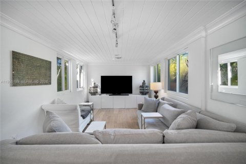 House in Miami Beach, Florida 3 bedrooms, 186.83 sq.m. № 2017698 - photo 13