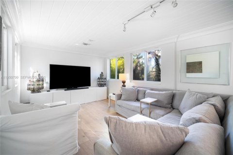 House in Miami Beach, Florida 3 bedrooms, 186.83 sq.m. № 2017698 - photo 14