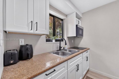 Villa ou maison à vendre à Fort Lauderdale, Floride: 2 chambres, 80.27 m2 № 2406205 - photo 5