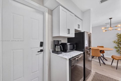 Villa ou maison à vendre à Fort Lauderdale, Floride: 2 chambres, 80.27 m2 № 2406205 - photo 6