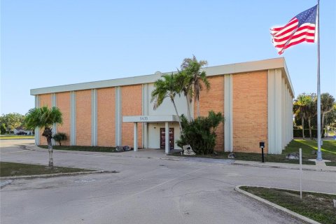 Commercial property in Zephyrhills, Florida 2065.31 sq.m. № 2144148