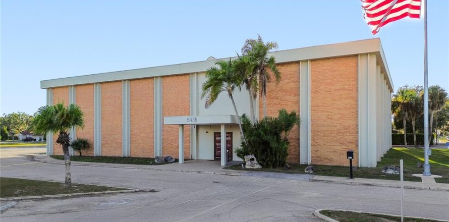 Propiedad comercial en Zephyrhills, Florida 2065.31 m2 № 2144148